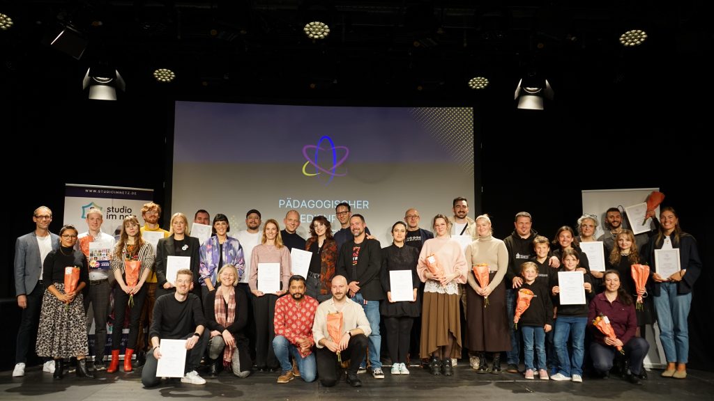 Gruppenbild mit allen Preisträger*innen auf der Bühne